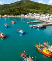 海岛上停泊众多渔船的港湾62#横屏 