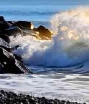 海浪拍打岸边礁石画面4437#横屏 