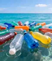 海面上漂浮的彩色塑料瓶320#横屏 