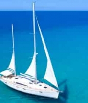 海上航行的白色帆船1700#横屏 