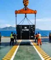 码头工人吊装集装箱作业3250#横屏 