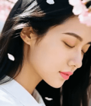 女子置身樱花树下闭眼静享5936#横屏 