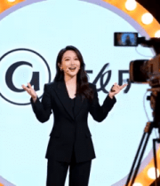 女主持人舞台前展开双手讲解2780#横屏 