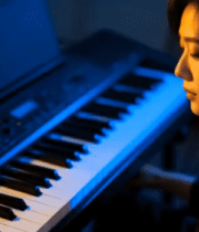 女子弹奏电子钢琴素材1085#横屏 