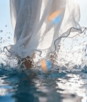 女子海边漫步溅起水花3956#横屏 