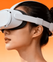 女性佩戴眼镜体验虚拟现实1629#横屏 