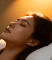 女性躺在床上闭眼休憩6050#横屏 