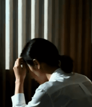 女性室内窗边整理妆容1298#横屏 