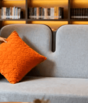 女性摆放沙发上的橙色抱枕3129#横屏 