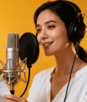 女性戴耳机对着麦克风录音13869#横屏 