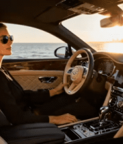 女性驾车于海滨城市车内视角12324#横屏 