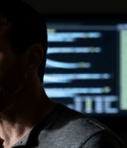 男子专注看屏幕画面素材2908#横屏 