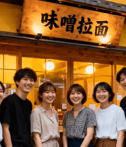 年轻人在味噌拉面店前合影11949#横屏 