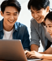 年轻人一起办公看笔记本电脑14657#横屏 