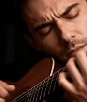 男子专注弹奏吉他826#横屏 