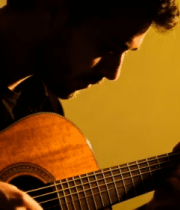 男子专注弹奏木吉他12132#横屏 