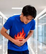 男子在走廊捂着肚子显痛苦9804#横屏 