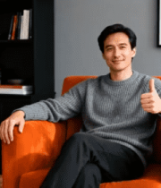 男子坐橙色椅子微笑竖大拇指8577#横屏 