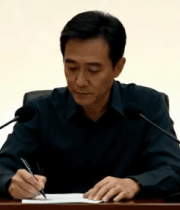 男子桌前持笔书写965#横屏 