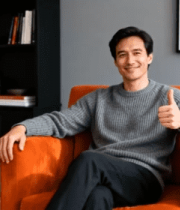 男子坐橙色沙发竖大拇指7968#横屏 