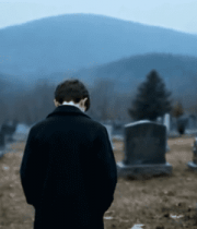 男子于墓地背对镜头站立4755#横屏 