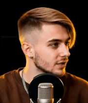 男子在工作室对着麦克风唱歌12355#横屏 