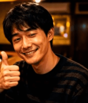 男子在酒吧内竖大拇指14356#横屏 