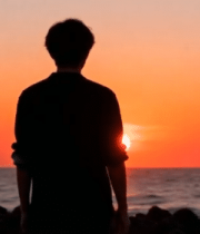 男子海边赏日落背影7432#横屏 