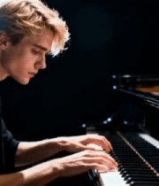 男子弹奏钢琴特写10793#横屏 