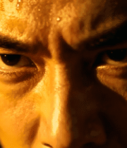 男性面部特写带汗珠神情专注3641#横屏 