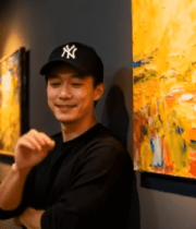 男子在画展中摆姿势拍照7041#横屏 