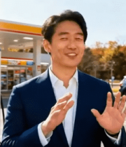 男子在加油站为电动汽车充电7923#横屏 