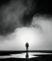 男子于雾中逆光独自行走7240#横屏 