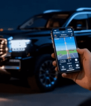 男子用手机操控黑色9207#横屏 