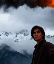 男子手持火炬雪山前场景2480#横屏 