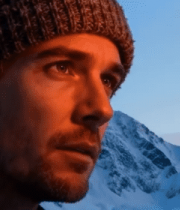 男子手持火把于雪山前12732#横屏 