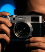 男子手持相机拍摄特写8413#横屏 