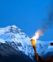 男子手持火炬于雪山前6641#横屏 