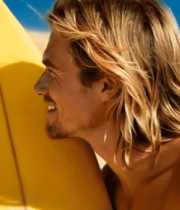 男子沙滩持冲浪板侧身画面3488#横屏 