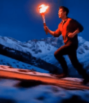男子雪山手持火炬奔跑7222#横屏 
