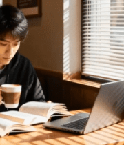 	 男子室内阅读喝咖啡用笔记本12183#横屏 