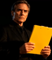 男子手持黄色文件夹神情严肃1510#横屏 