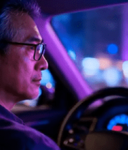 男子夜间车内驾驶7760#横屏 