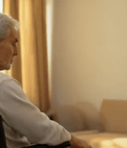 	 坐轮椅老人室内独坐画面13572#横屏 