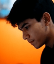 男子室内专注玩手机899#横屏 