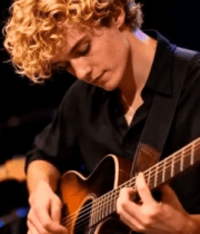 男子现场弹奏吉他3411#横屏 