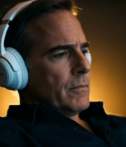 男子佩戴耳机静坐画面14974#横屏 