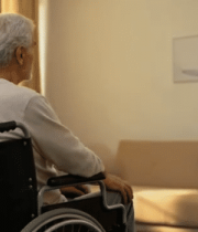 	 坐轮椅老人室内独坐画面13572#横屏 