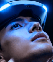 男子佩戴眼镜体验虚拟现实(2)6551#横屏 