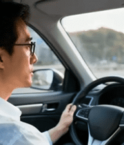 男子驾驶汽车特写(2)7099#横屏 